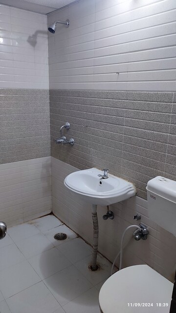 Bathroom in 2.5 BHK Apartment at Signature Global Orchard Avenue, Sector 93 – for Sale