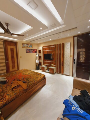 Bedroom in 6+ BHK Builder Floor at Kirti Nagar – for Sale
