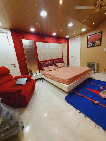 Bedroom in 6+ BHK Builder Floor at Kirti Nagar – for Sale