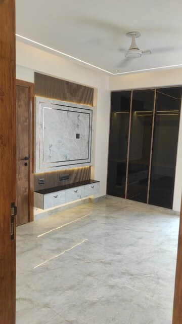 Room in 4 BHK Apartment at Sector 6, Dwarka – for Sale