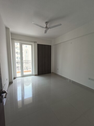 Room in 3 BHK Apartment at Shalimar Oneworld Vista, Gomti Nagar – for Sale