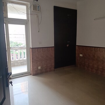Room in 3 BHK Apartment at Amrapali Silicon City, Sector 76 – for Sale