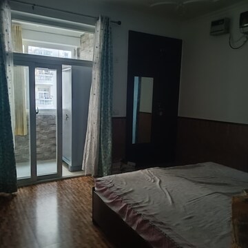 Room in 3 BHK Apartment at Amrapali Silicon City, Sector 76 – for Sale