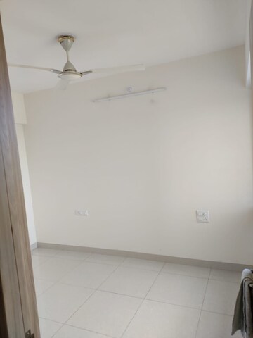 Room in 3 BHK Apartment at Dosti Greenscape, Hadapsar – for Sale