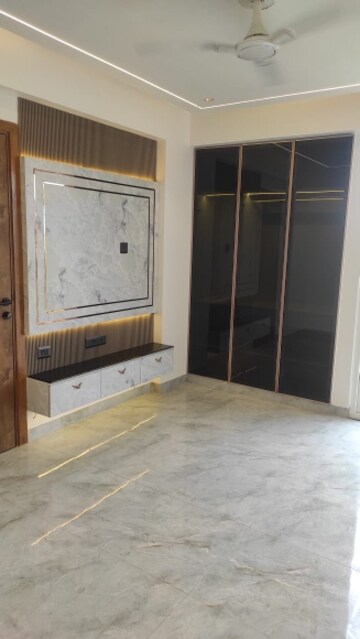 Room in 4 BHK Apartment at Sector 6, Dwarka – for Sale