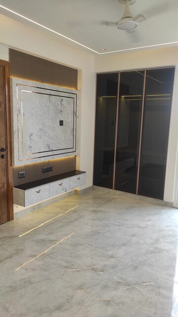 Room in 4 BHK Apartment at Sector 6, Dwarka – for Sale