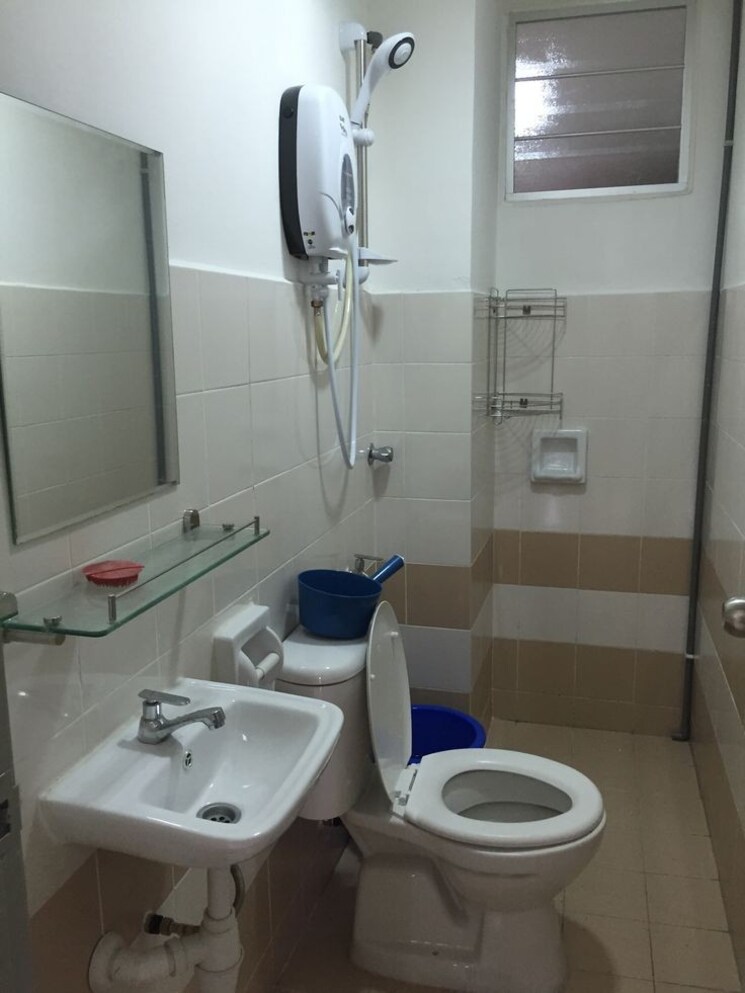 Bathroom, pitampura 5 Bedroom 100 Sq.Yd. Independent House In Pitampura Delhi 7554673