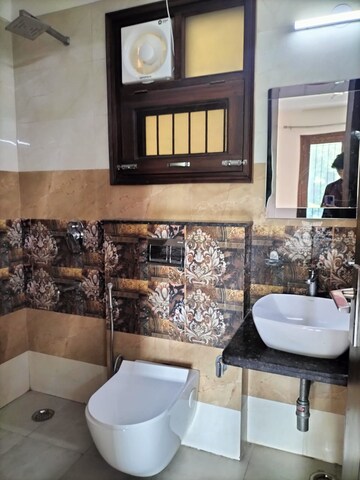 रेसिडेंशियल बिल्डर फ्लोर वर्ग फुट फॉर रेंट इन सेक्टर 47 नोएडा  7555684