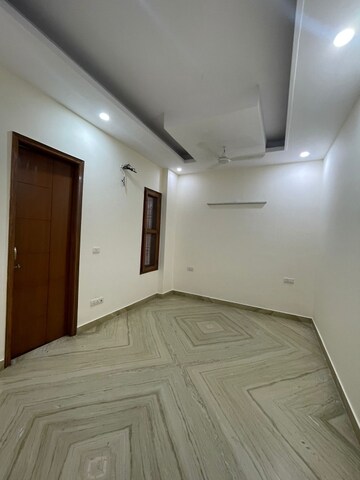 Room in 4 BHK Builder Floor at Green Fields Colony – for Sale