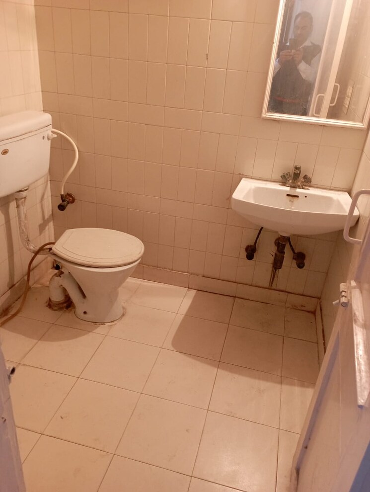 Bathroom, arun-vihar-sector-37 2 Bedroom 750 Sq.Ft. Apartment In Sector 37 Noida 7556306