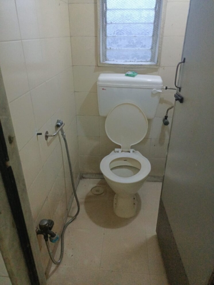 Bathroom, hari-niwas-mahim 1 Bedroom 370 Sq.Ft. Apartment In Mahim West Mumbai 7558371