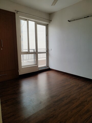Room in 3 BHK Apartment at Jaypee Greens Kosmos, Sector 134 – for Rent