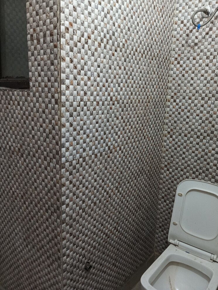 Bathroom, shalimar garden 3.5 Bedroom 1125 Sq.Ft. Builder Floor In Shalimar Garden Ghaziabad 7561390