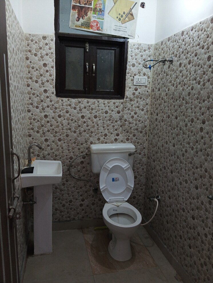 Bathroom, shalimar garden 3.5 Bedroom 1125 Sq.Ft. Builder Floor In Shalimar Garden Ghaziabad 7561390
