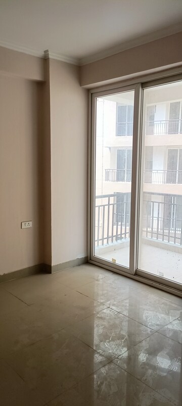 Room in 3 BHK Apartment at Amrapali Golf Homes, Sector 4, Greater Noida – for Sale