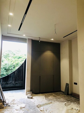 Furnished Amenities in 3.5 BHK Builder Floor at Ashok Vihar – for Sale