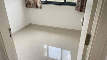 Room in 2 BHK Apartment at Amanora Gold Towers, Hadapsar – for Sale