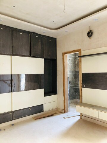 Furnished Amenities in 3.5 BHK Builder Floor at Model Town – for Sale