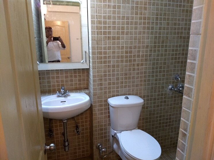 Bathroom, paras-tierea 3 Bedroom 1285 Sq.Ft. Apartment In Sector 137 Noida 7566417