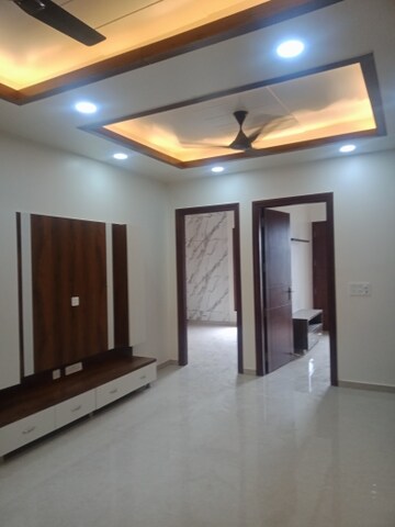 Room in 3 BHK Builder Floor at BPTP District, Sector 81 – for Sale