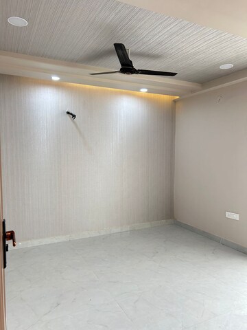 Room in 4 BHK Apartment at Mansarovar Extension – for Sale