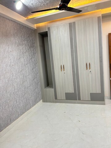 Room in 4 BHK Apartment at Mansarovar Extension – for Sale