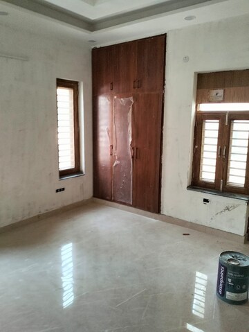 Room in 4 BHK Builder Floor at Green Fields Colony – for Sale