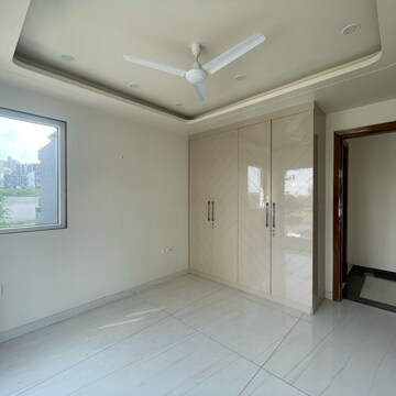 Room in 3 BHK Builder Floor at BPTP Amstoria Country Floor , Sector 102 – for Sale