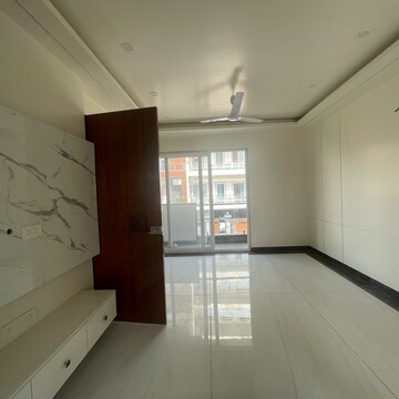 Room in 3 BHK Builder Floor at BPTP Amstoria Country Floor , Sector 102 – for Sale