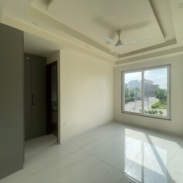 Room in 3 BHK Builder Floor at BPTP Amstoria Country Floor , Sector 102 – for Sale