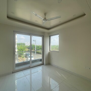Furnished Amenities in 3 BHK Builder Floor at BPTP Amstoria Country Floor , Sector 102 – for Sale