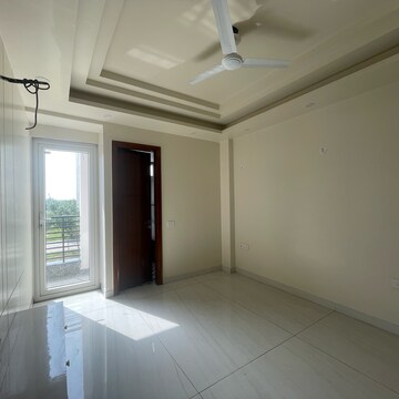 Room in 3 BHK Builder Floor at BPTP Amstoria Country Floor , Sector 102 – for Sale