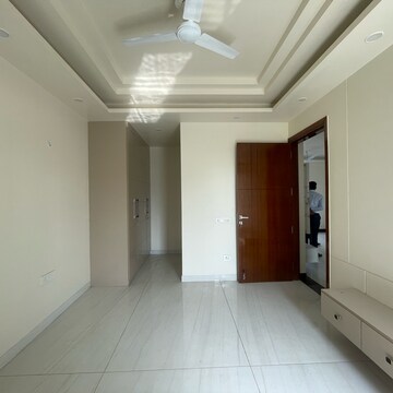 Building Lobby in 3 BHK Builder Floor at BPTP Amstoria Country Floor , Sector 102 – for Sale