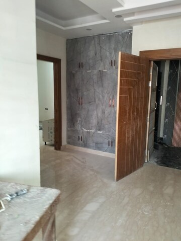 Room in 5 BHK Builder Floor at Green Fields Colony – for Sale