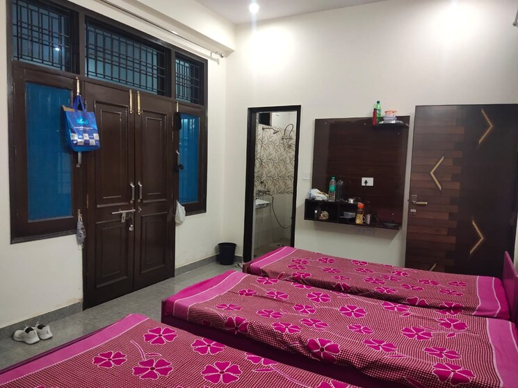 Room, sector 116 Pg For Boys & Girls In Sector 116 7569115