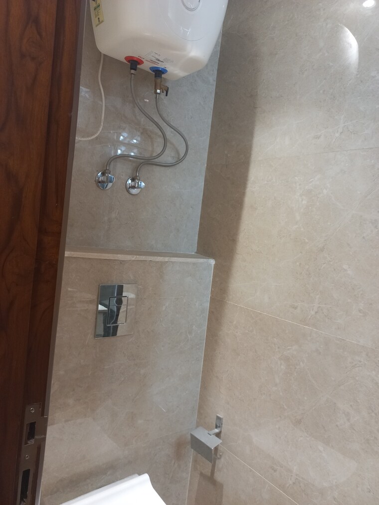 Bathroom, lajpat nagar iii 3 Bedroom 200 Sq.Yd. Builder Floor In Lajpat Nagar Iii Delhi 7569543