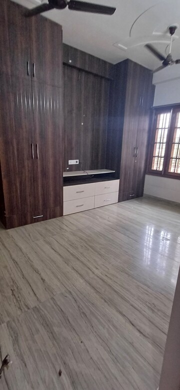Room in 2.5 BHK Villa at Gomti Nagar – for Rent