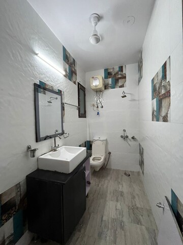 Attached Bathroom in 2 BHK Builder Floor at Lajpat Nagar – for Rent
