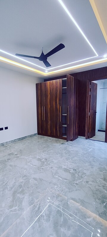 Room in 4 BHK Builder Floor at Ashoka Enclave Faridabad, Sector 34 – for Sale