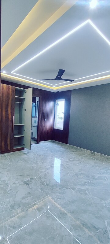 Room in 4 BHK Builder Floor at Ashoka Enclave Faridabad, Sector 34 – for Sale