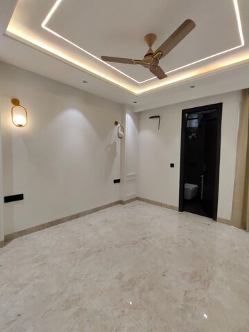 Room in 3 BHK Builder Floor at CS Roseate 63, Sector 63a – for Sale