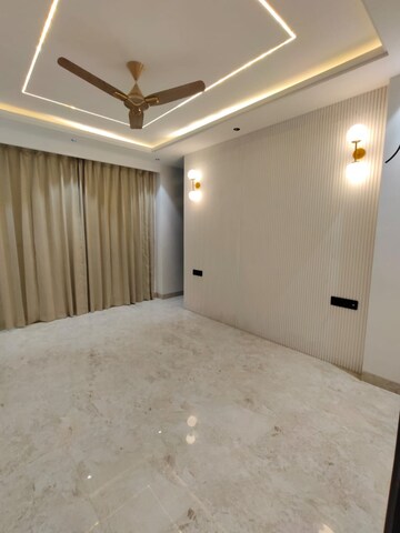 Room in 3 BHK Builder Floor at CS Roseate 63, Sector 63a – for Sale