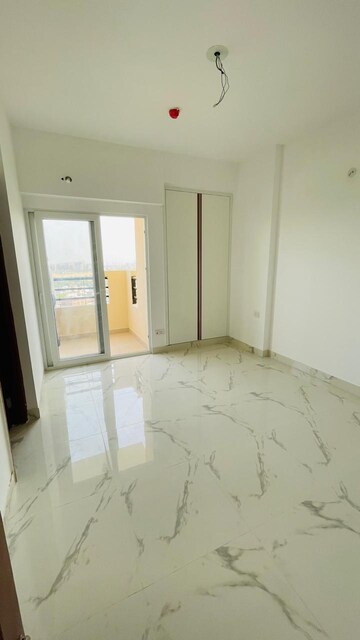 Room in 3 BHK Apartment at Prateek Canary, Sector 150 – for Sale
