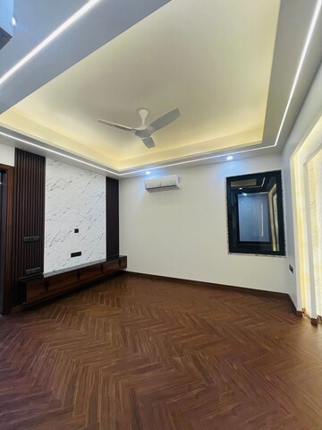 Room in 4 BHK Builder Floor at Emaar Emerald Hills Phase 2, Sector 65 – for Sale