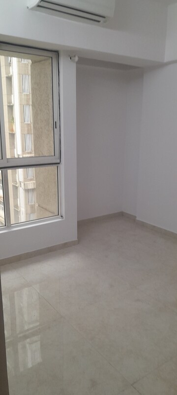 Room in 1 BHK Apartment at Lodha Amara, Kolshet Road – for Sale