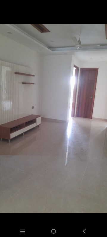 Room in 3 BHK Builder Floor at Sector 85 – for Sale