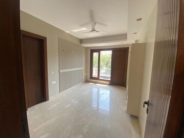 Room in 4 BHK Builder Floor at Unitech South City II, Sector 50 – for Sale