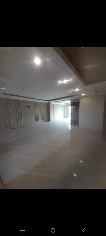 Room in 3 BHK Builder Floor at Sector 85 – for Sale