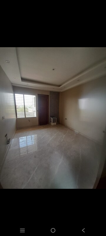 Room in 3 BHK Builder Floor at Sector 85 – for Sale