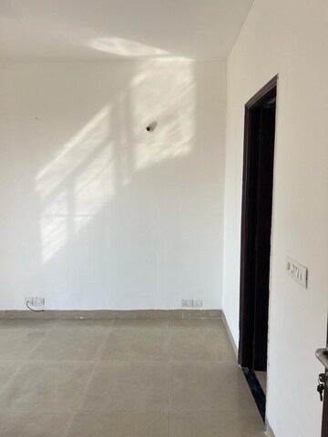Room in 2.5 BHK Apartment at Paras Irene, Sector 70a – for Sale